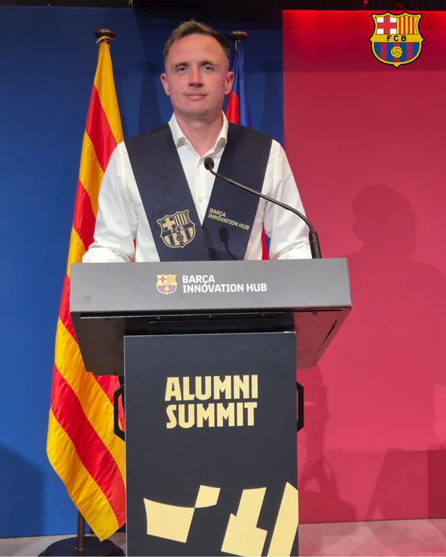 Stefan Kehrer am Podium des Alumni Summit in Barcelona